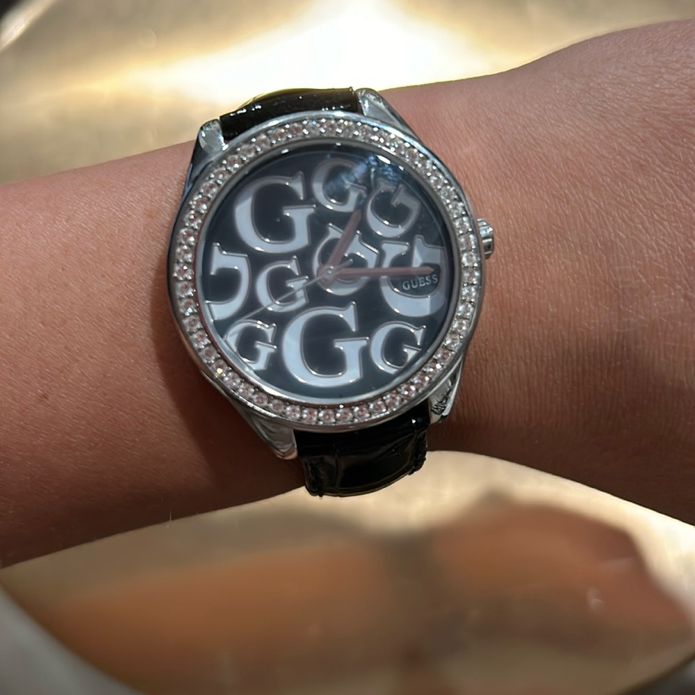 GUESS - Picture 2 of 5